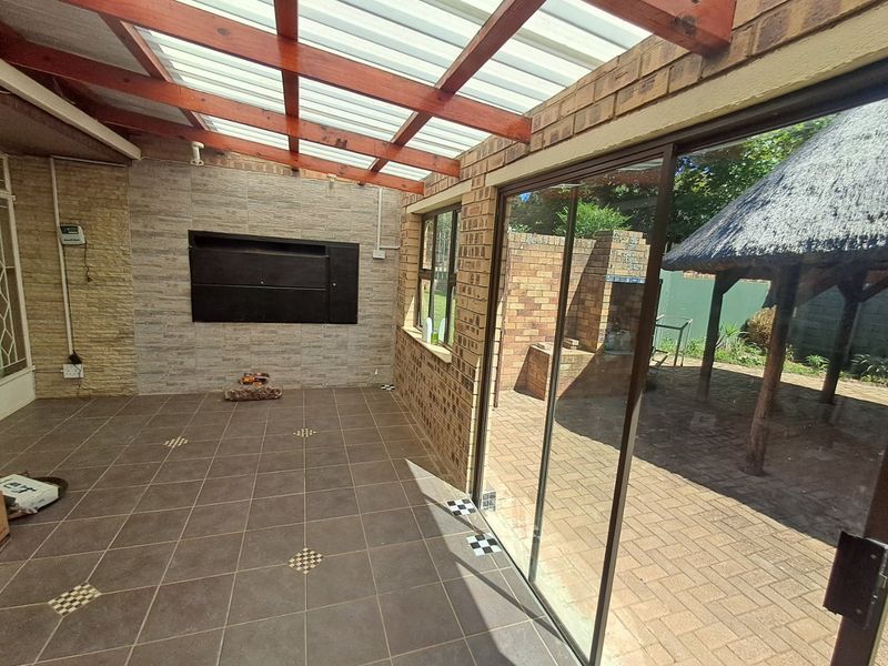 4 Bedroom House + 2 Bedroom Flatlet - Photo 9