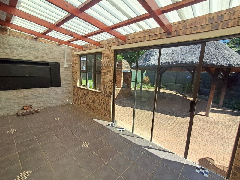 4 Bedroom House + 2 Bedroom Flatlet - Photo 8