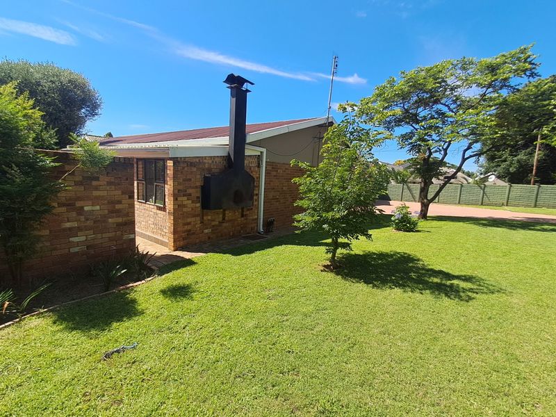 4 Bedroom House + 2 Bedroom Flatlet - Photo 7