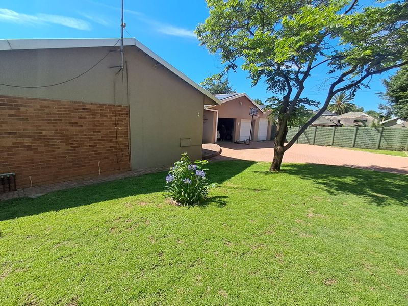 4 Bedroom House + 2 Bedroom Flatlet - Photo 6