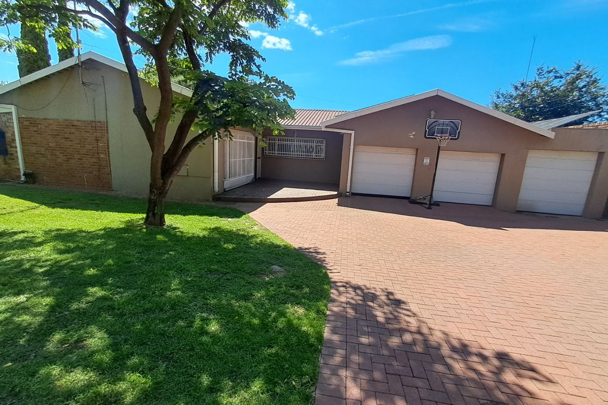 4 Bedroom House + 2 Bedroom Flatlet - Photo 5