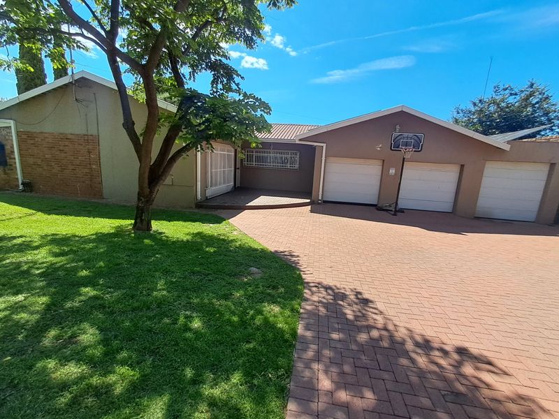 4 Bedroom House + 2 Bedroom Flatlet - Photo 5