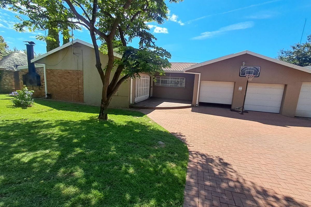 4 Bedroom House + 2 Bedroom Flatlet - Photo 4