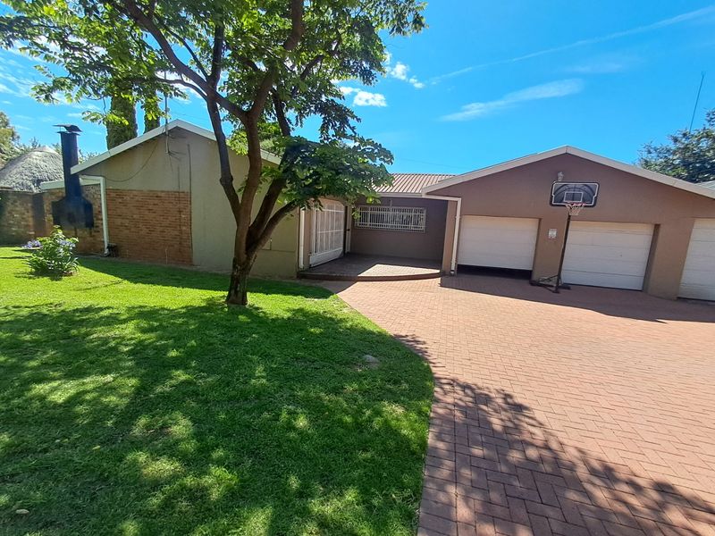 4 Bedroom House + 2 Bedroom Flatlet - Photo 4