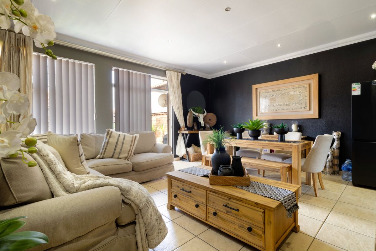 Stylish Secure 3-Bedroom Home with Solar Features in New Market Park - Photo 5