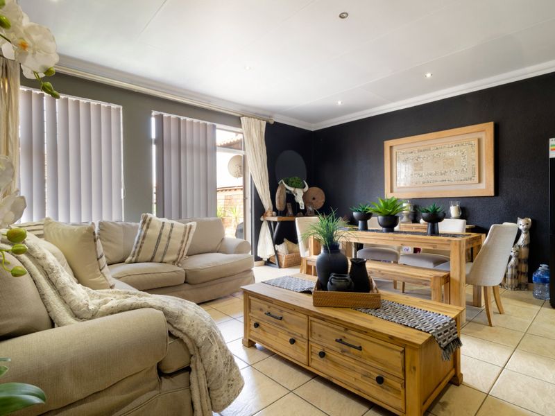 Stylish Secure 3-Bedroom Home with Solar Features in New Market Park - Photo 5