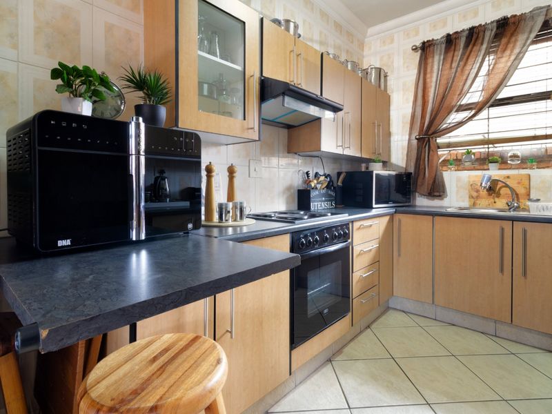 Stylish Secure 3-Bedroom Home with Solar Features in New Market Park - Photo 10