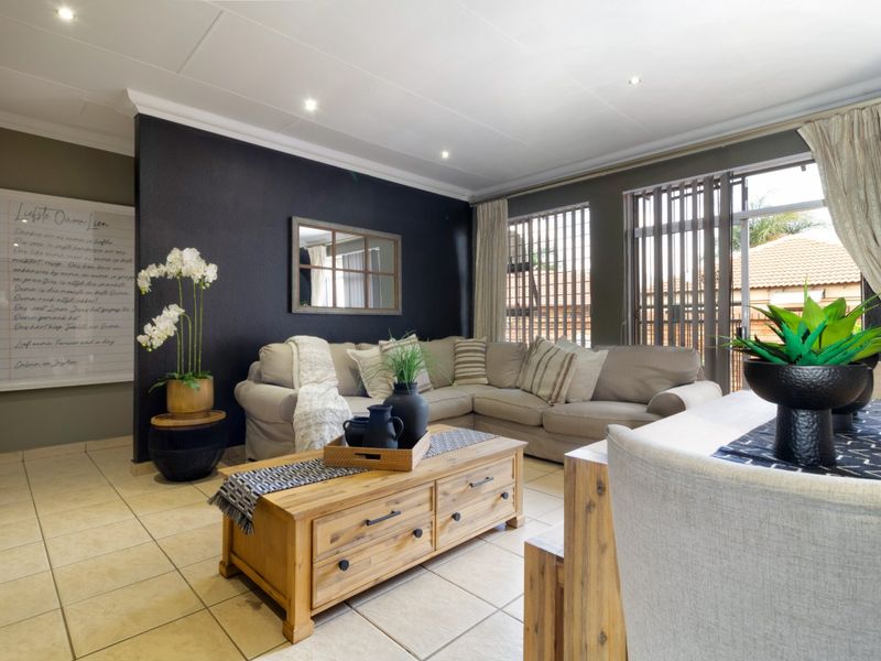 Stylish Secure 3-Bedroom Home with Solar Features in New Market Park - Photo 8