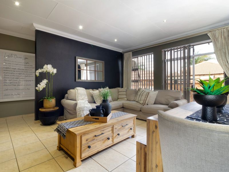 Stylish Secure 3-Bedroom Home with Solar Features in New Market Park - Photo 7