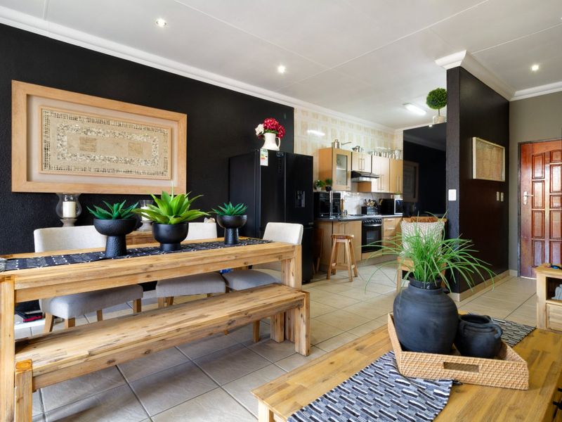 Stylish Secure 3-Bedroom Home with Solar Features in New Market Park - Photo 4