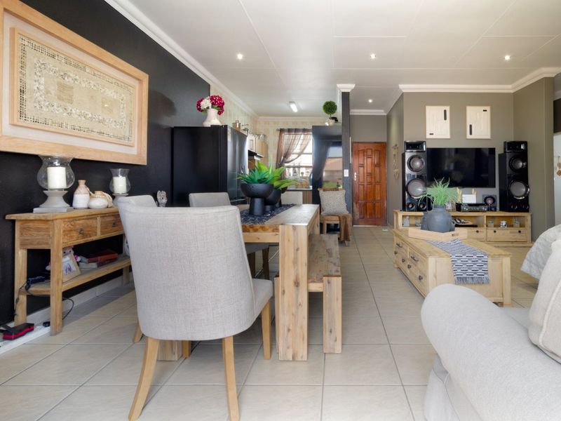 Stylish Secure 3-Bedroom Home with Solar Features in New Market Park - Photo 6