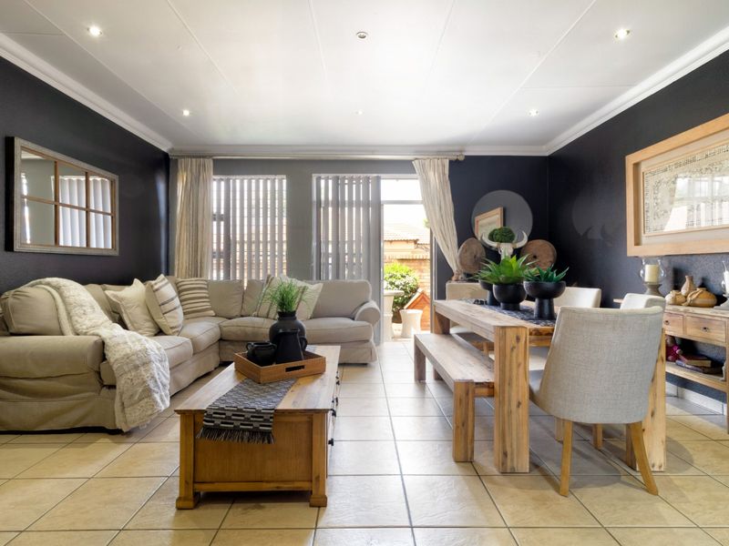 Stylish Secure 3-Bedroom Home with Solar Features in New Market Park - Photo 9