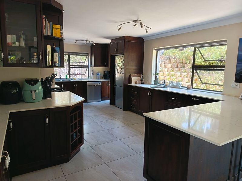 Top of the Hill 5 Bedroom Family Home - Photo 7