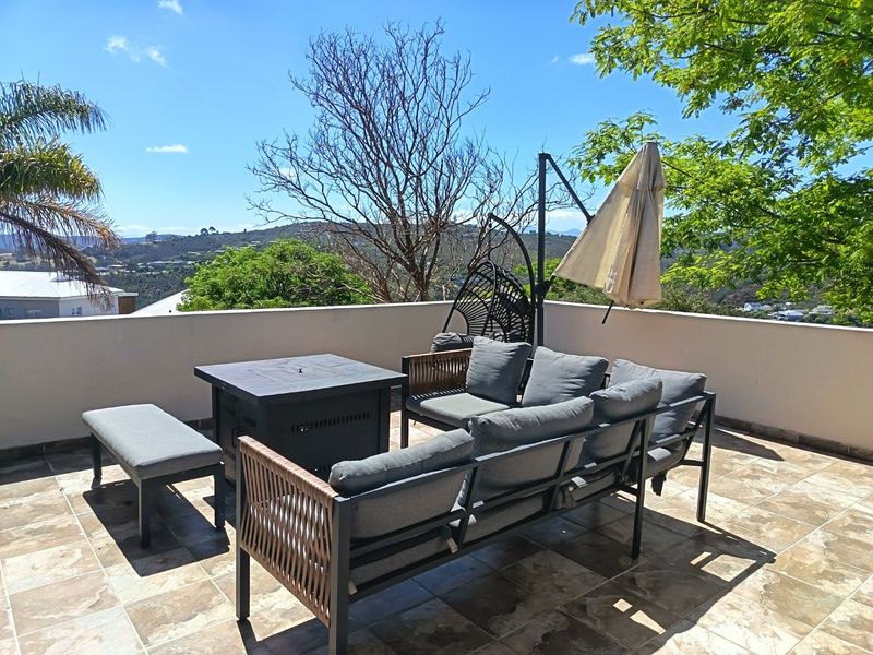 Top of the Hill 5 Bedroom Family Home - Photo 3