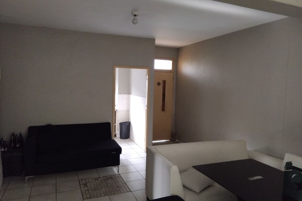 Specious 2.5-Bedroom Apartment With Lock-Up Garage – SunnySide East - Photo 5