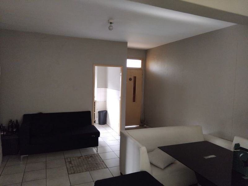 Specious 2.5-Bedroom Apartment With Lock-Up Garage – SunnySide East - Photo 5