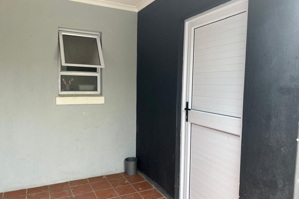 7 Bedroom Multi-Unit Property For Sale in Malibu Village  - Photo 5