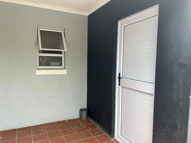 7 Bedroom Multi-Unit Property For Sale in Malibu Village  - Photo 5