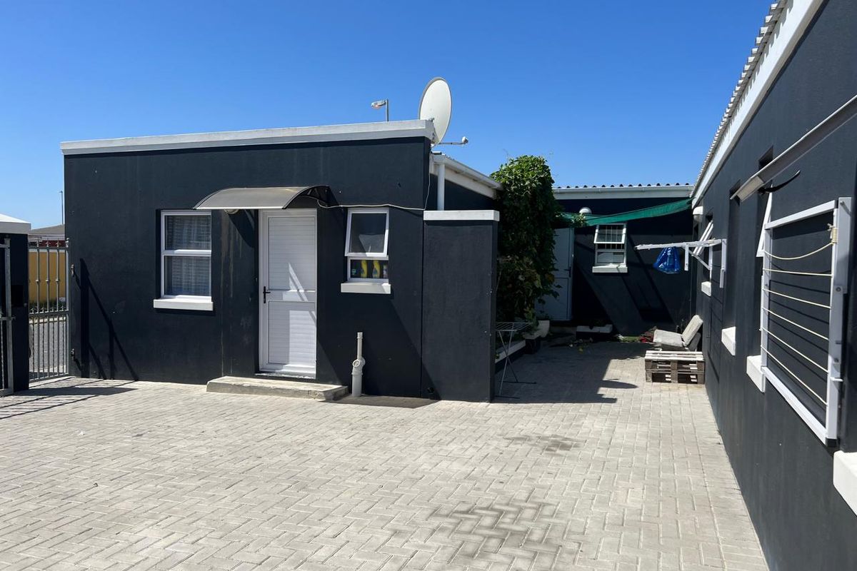 7 Bedroom Multi-Unit Property For Sale in Malibu Village  - Photo 2