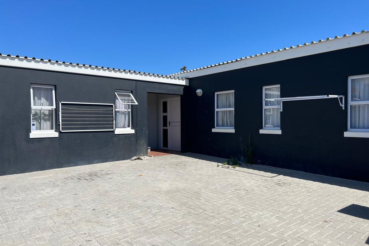 7 Bedroom Multi-Unit Property For Sale in Malibu Village  - Photo 3