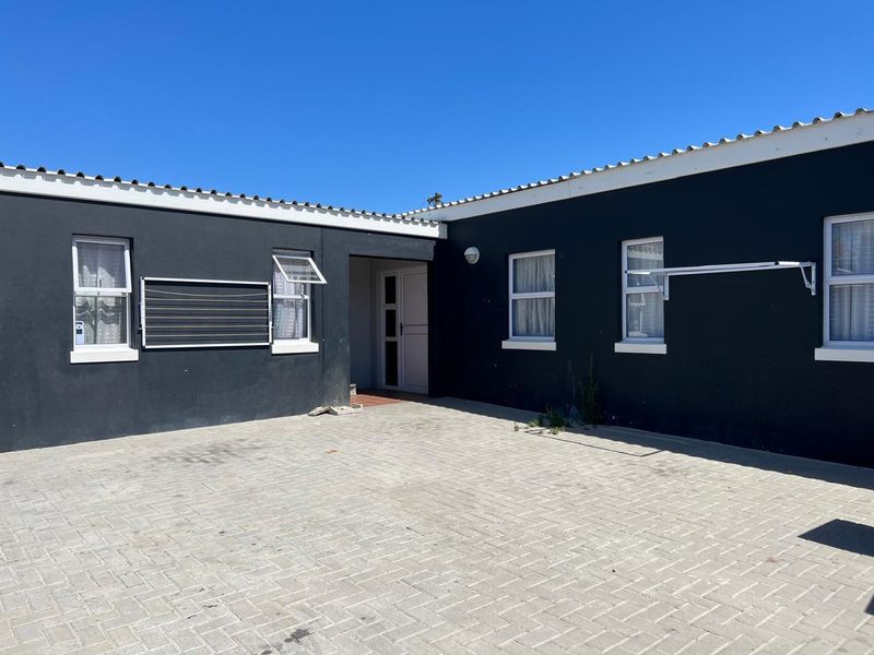 7 Bedroom Multi-Unit Property For Sale in Malibu Village  - Photo 3