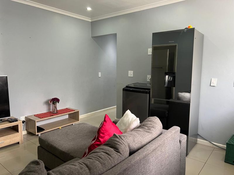 7 Bedroom Multi-Unit Property For Sale in Malibu Village  - Photo 8