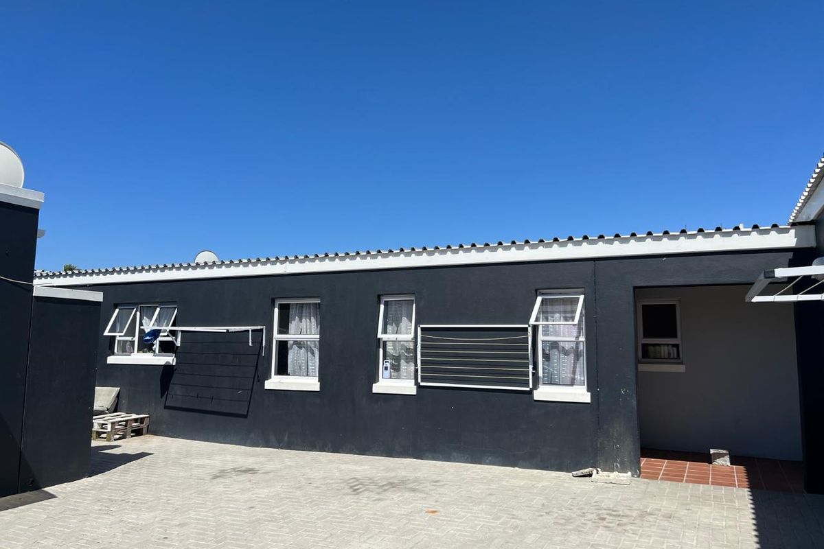 7 Bedroom Multi-Unit Property For Sale in Malibu Village  - Photo 4