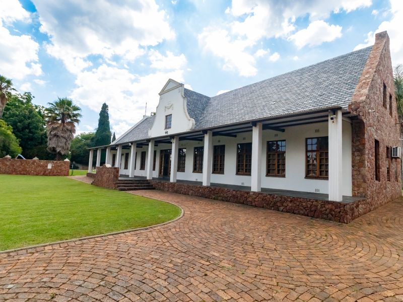 A One-of-a-Kind Fairlead Masterpiece – A Fully Restored Historic Farmhouse on 1.2 Ha of Lifestyle Living - Sole Mandate - Photo 4