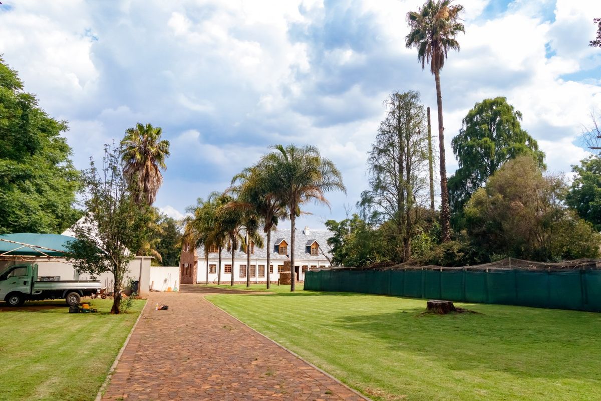 A One-of-a-Kind Fairlead Masterpiece – A Fully Restored Historic Farmhouse on 1.2 Ha of Lifestyle Living - Sole Mandate - Photo 2