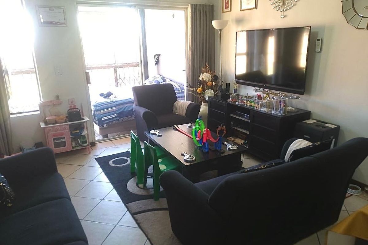 Spacious 3 Bed Townhouse with Water Included in Prime Monavoni Location - Photo 5