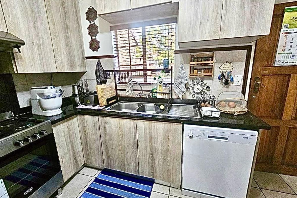 Spacious 3 Bed Townhouse with Water Included in Prime Monavoni Location - Photo 2