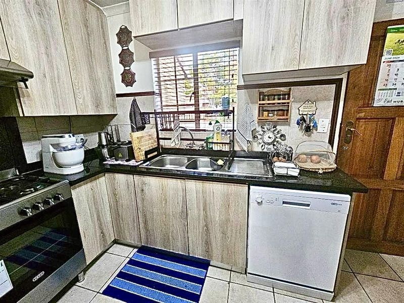 Spacious 3 Bed Townhouse with Water Included in Prime Monavoni Location - Photo 2