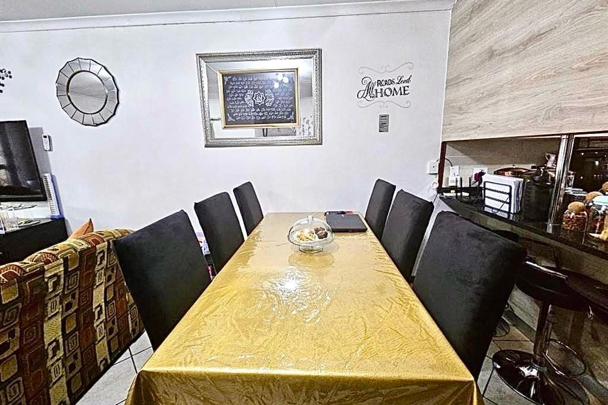 Spacious 3 Bed Townhouse with Water Included in Prime Monavoni Location - Photo 4