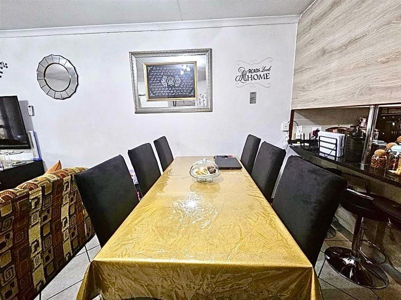 Spacious 3 Bed Townhouse with Water Included in Prime Monavoni Location - Photo 4