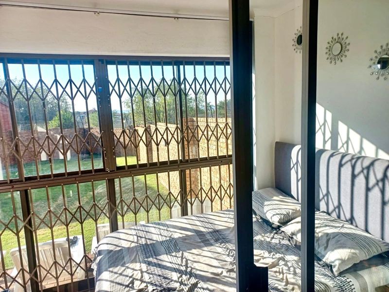 Spacious 3 Bed Townhouse with Water Included in Prime Monavoni Location - Photo 6