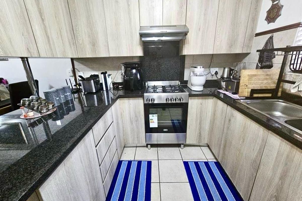 Spacious 3 Bed Townhouse with Water Included in Prime Monavoni Location - Photo 3