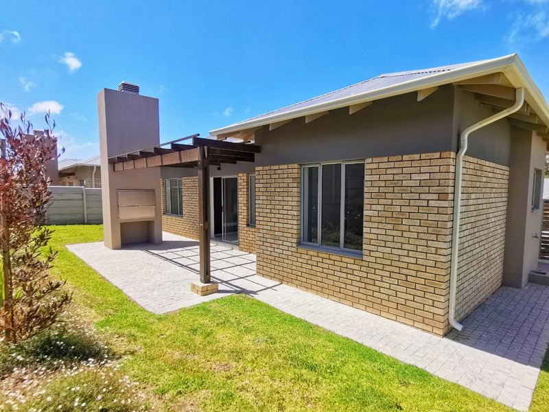 STYLISH, SUSTAINABLE LIVING IN MOOIKLOOF COUNTRY ESTATE - Photo 9