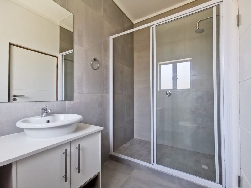 STYLISH, SUSTAINABLE LIVING IN MOOIKLOOF COUNTRY ESTATE - Photo 7