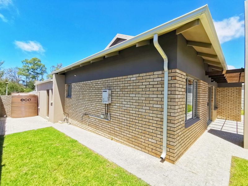 STYLISH, SUSTAINABLE LIVING IN MOOIKLOOF COUNTRY ESTATE - Photo 10