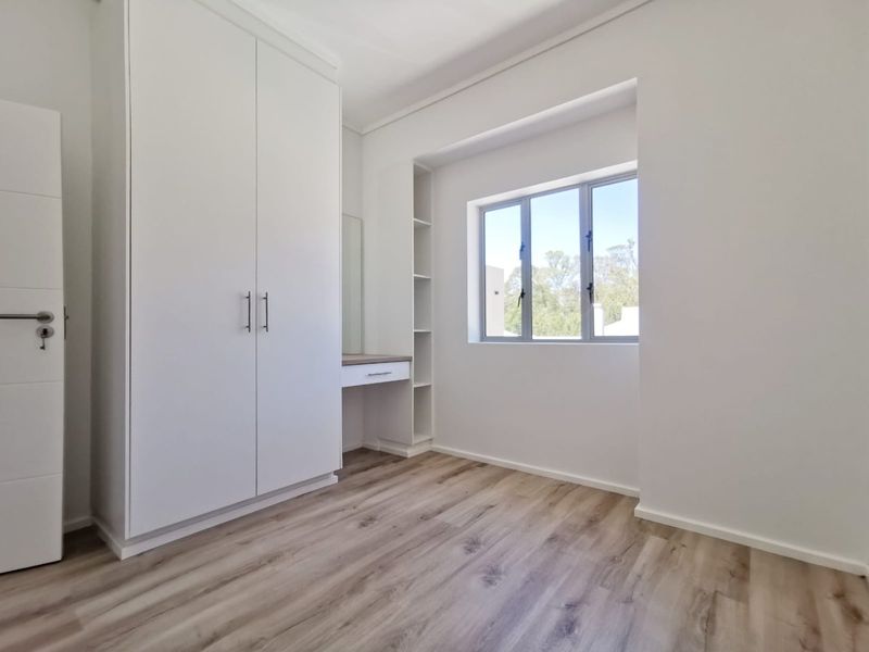 STYLISH, SUSTAINABLE LIVING IN MOOIKLOOF COUNTRY ESTATE - Photo 6