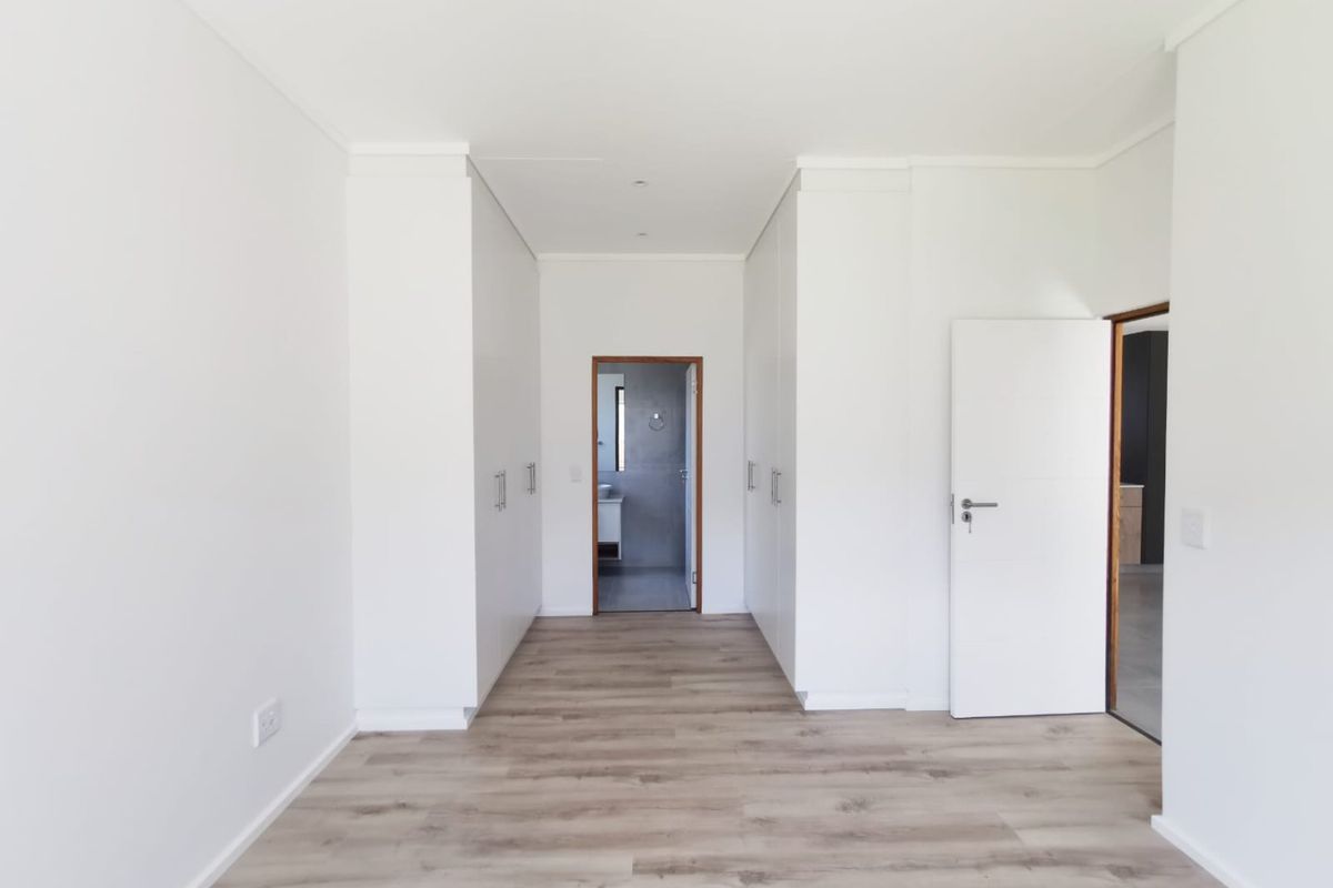 STYLISH, SUSTAINABLE LIVING IN MOOIKLOOF COUNTRY ESTATE - Photo 4