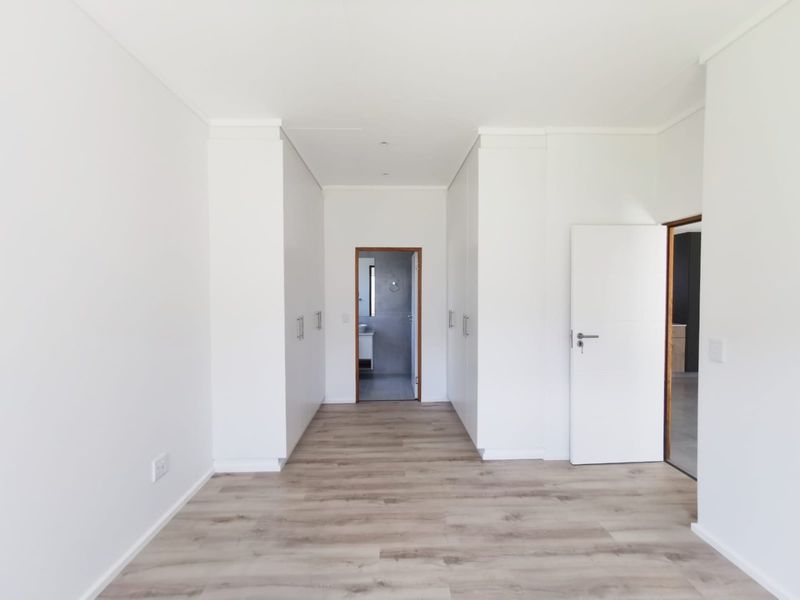 STYLISH, SUSTAINABLE LIVING IN MOOIKLOOF COUNTRY ESTATE - Photo 4