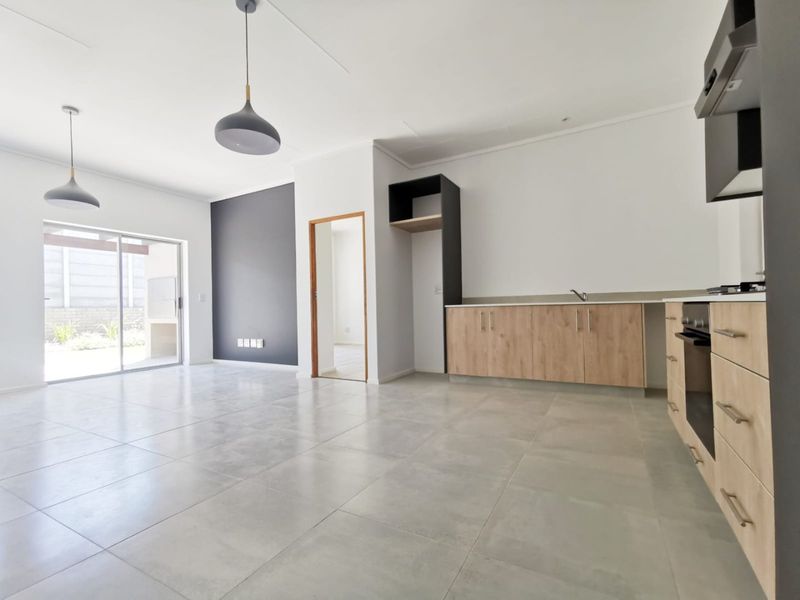 STYLISH, SUSTAINABLE LIVING IN MOOIKLOOF COUNTRY ESTATE - Photo 3