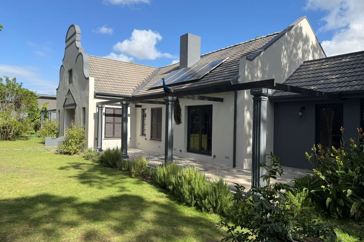 Spacious 5 Bedroom Family Home + Flatlets - Photo 2