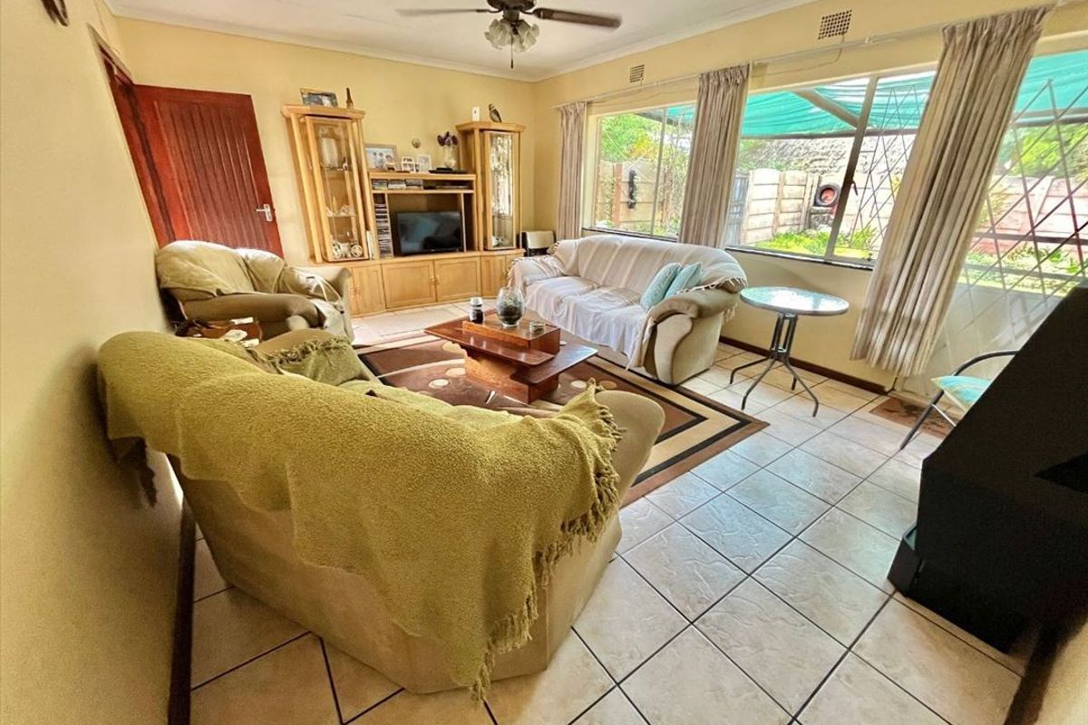 Spacious Modern Family Haven - Photo 2