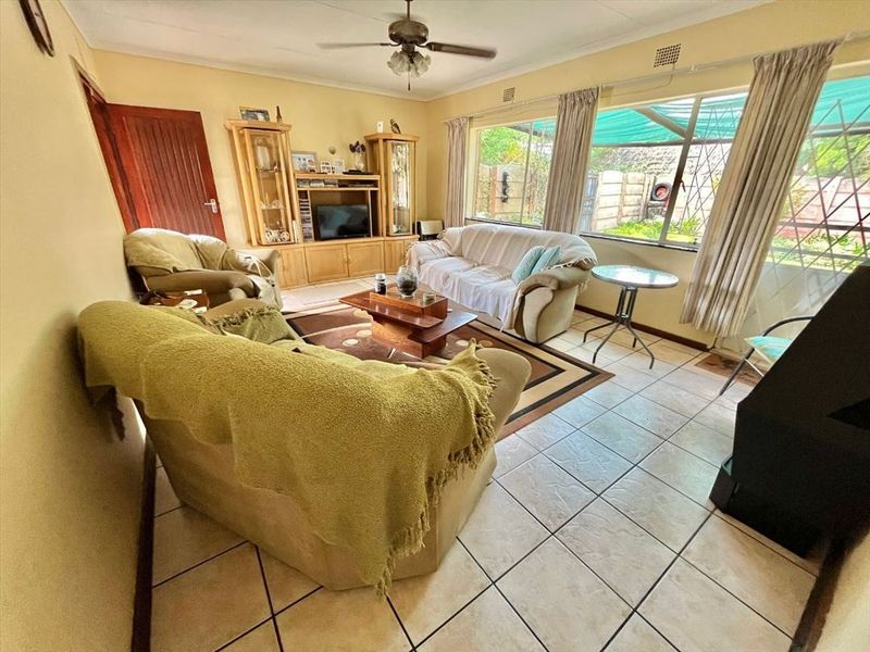 Spacious Modern Family Haven - Photo 2