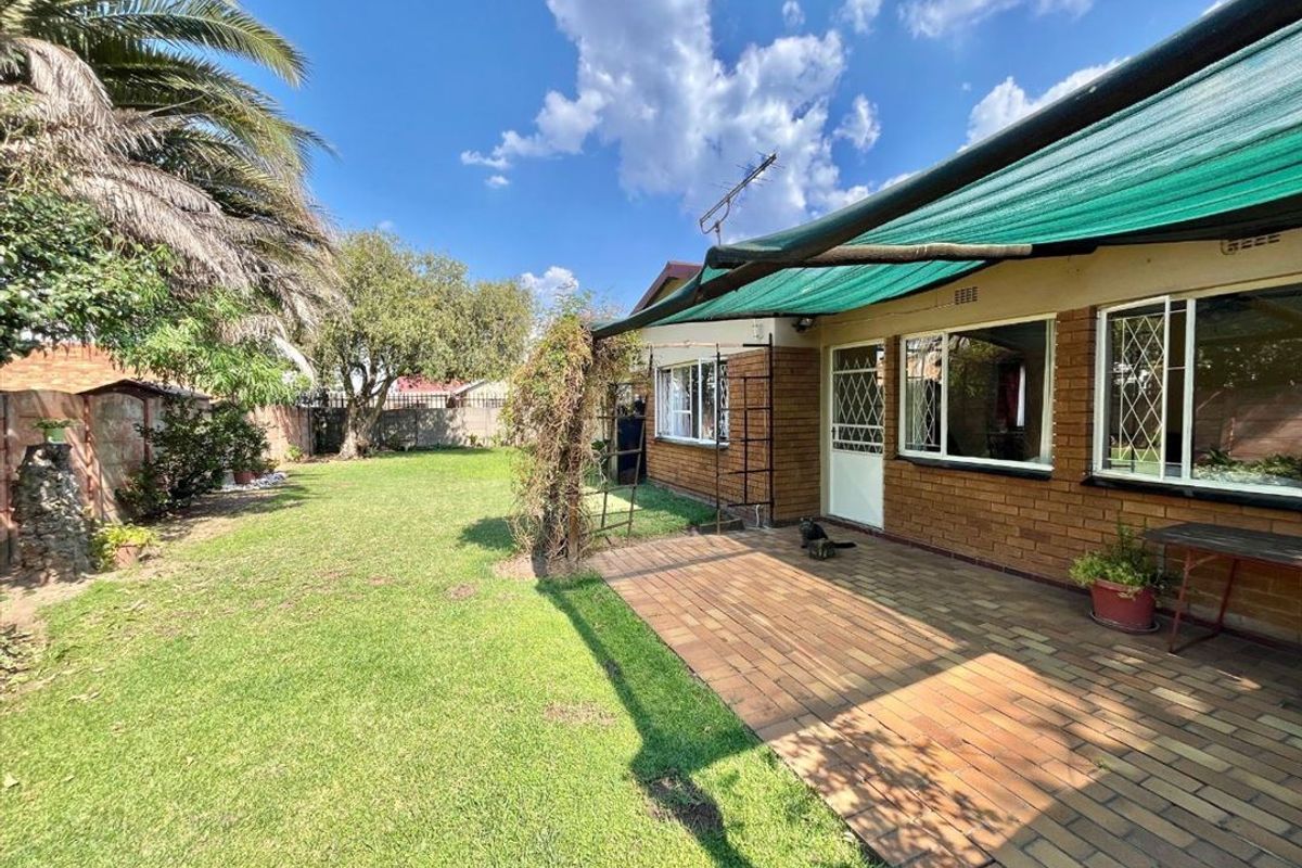 Spacious Modern Family Haven - Photo 3