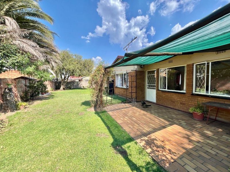 Spacious Modern Family Haven - Photo 3