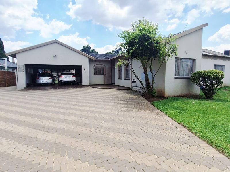 Stunning Modern Family Home Opportunity - Photo 5