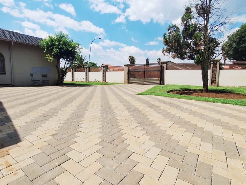 Stunning Modern Family Home Opportunity - Photo 10